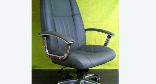 Перетяжка офисного кресла кожей. Батайск